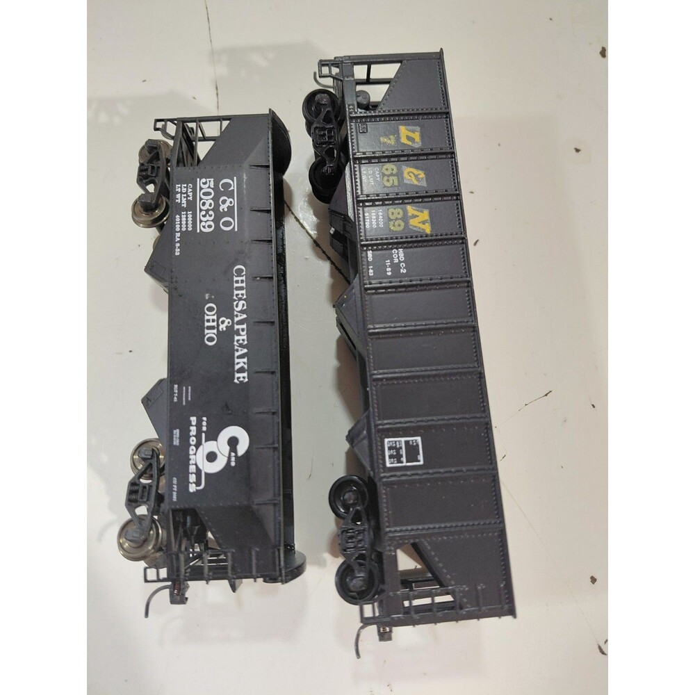2 HO Gauge Model Railroad Knuckle Coupler Hopper Cars (Atlas C &O L &N)